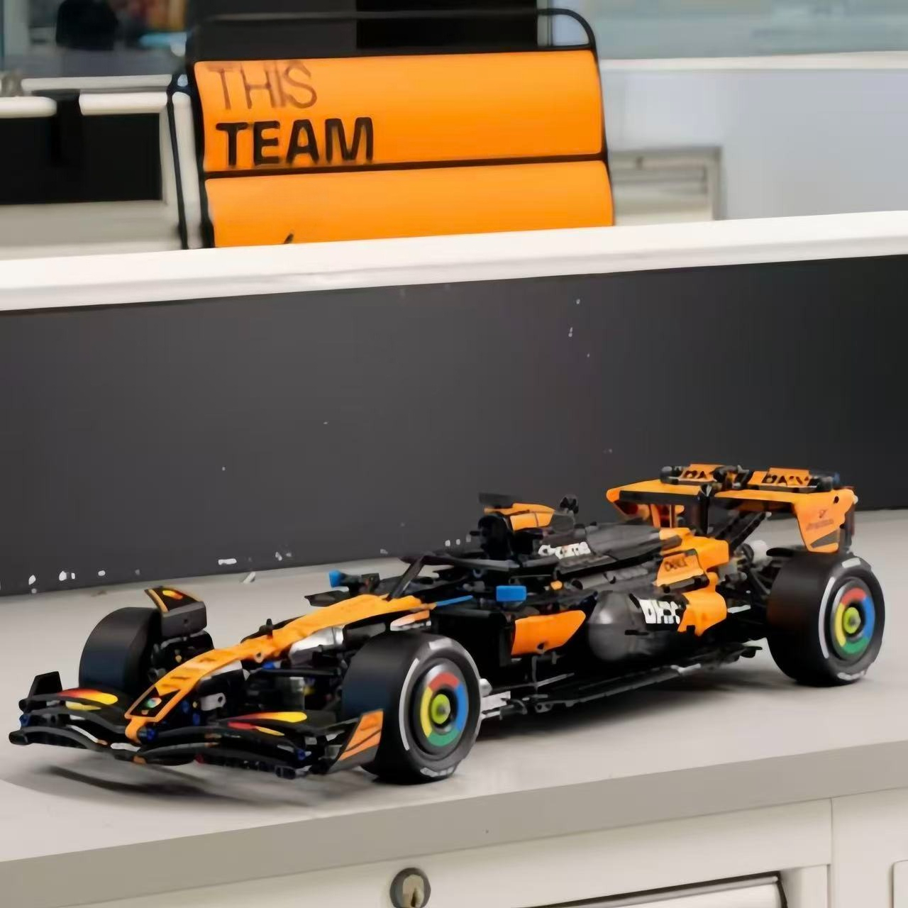 1675 Pcs F1 Racing Model, 4222 - огляд і ціна Model Kit F1